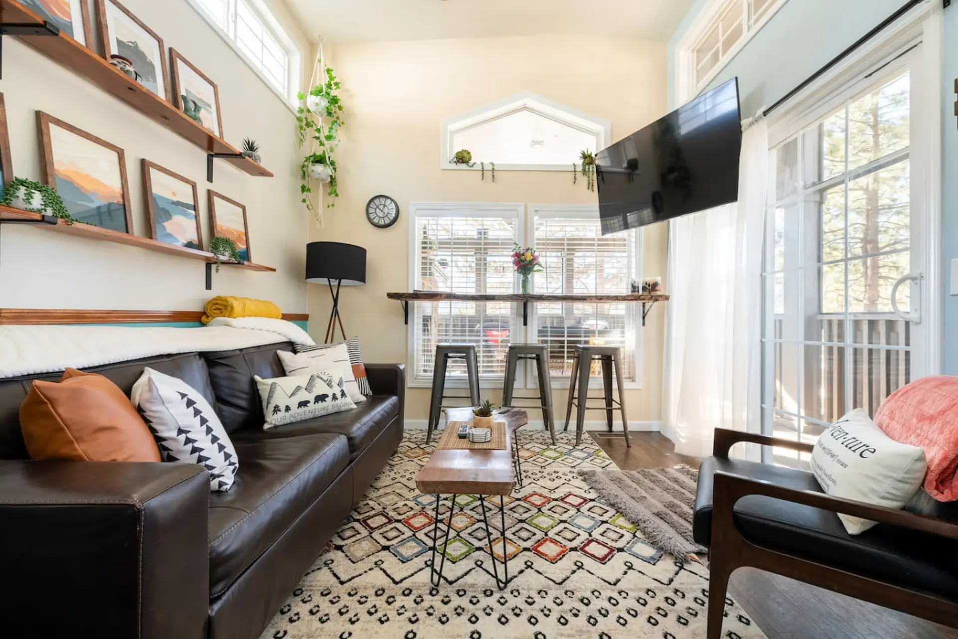 Rustic Escape| Fireplace, BBQ Grill & Scenic Views