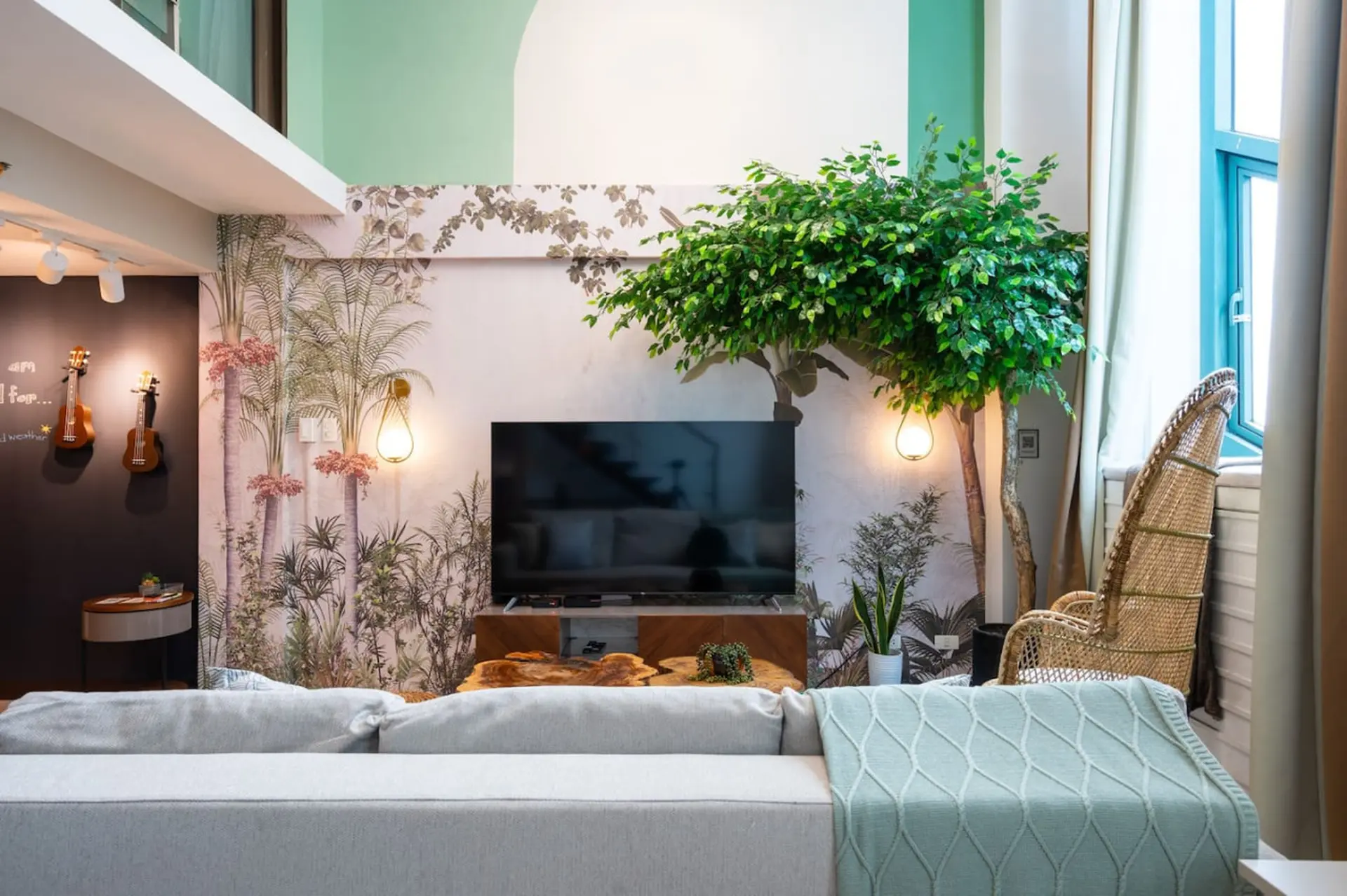 Greenhouse Retreat Loft w/ Fast Wi-Fi + Pool & Gym