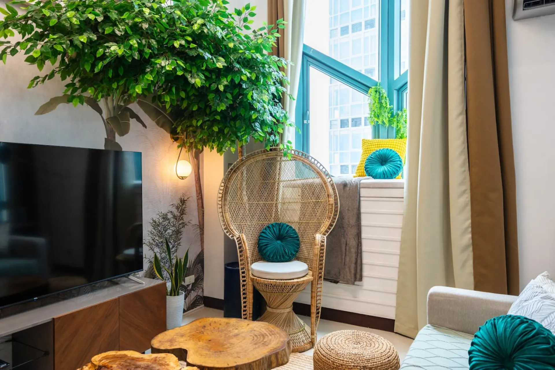 Greenhouse Retreat Loft w/ Fast Wi-Fi + Pool & Gym