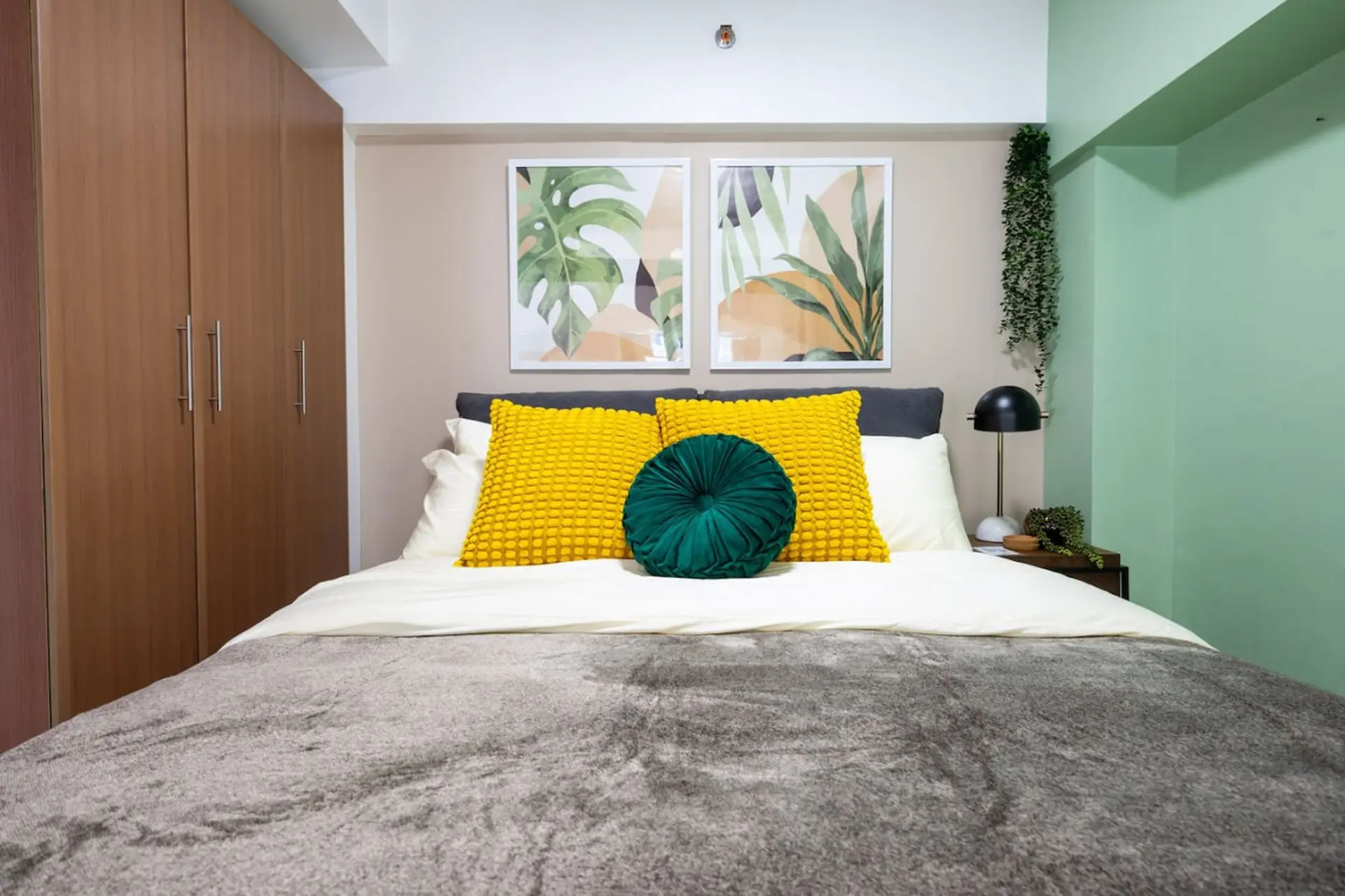 Greenhouse Retreat Loft w/ Fast Wi-Fi + Pool & Gym
