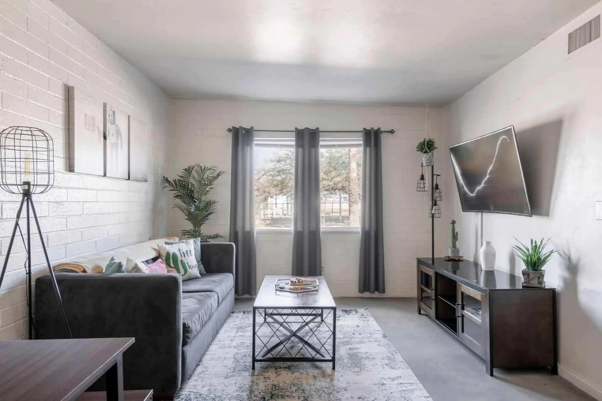 2BR, 6 Min to UofA – BBQ, Sunshine & Cozy Vibes!