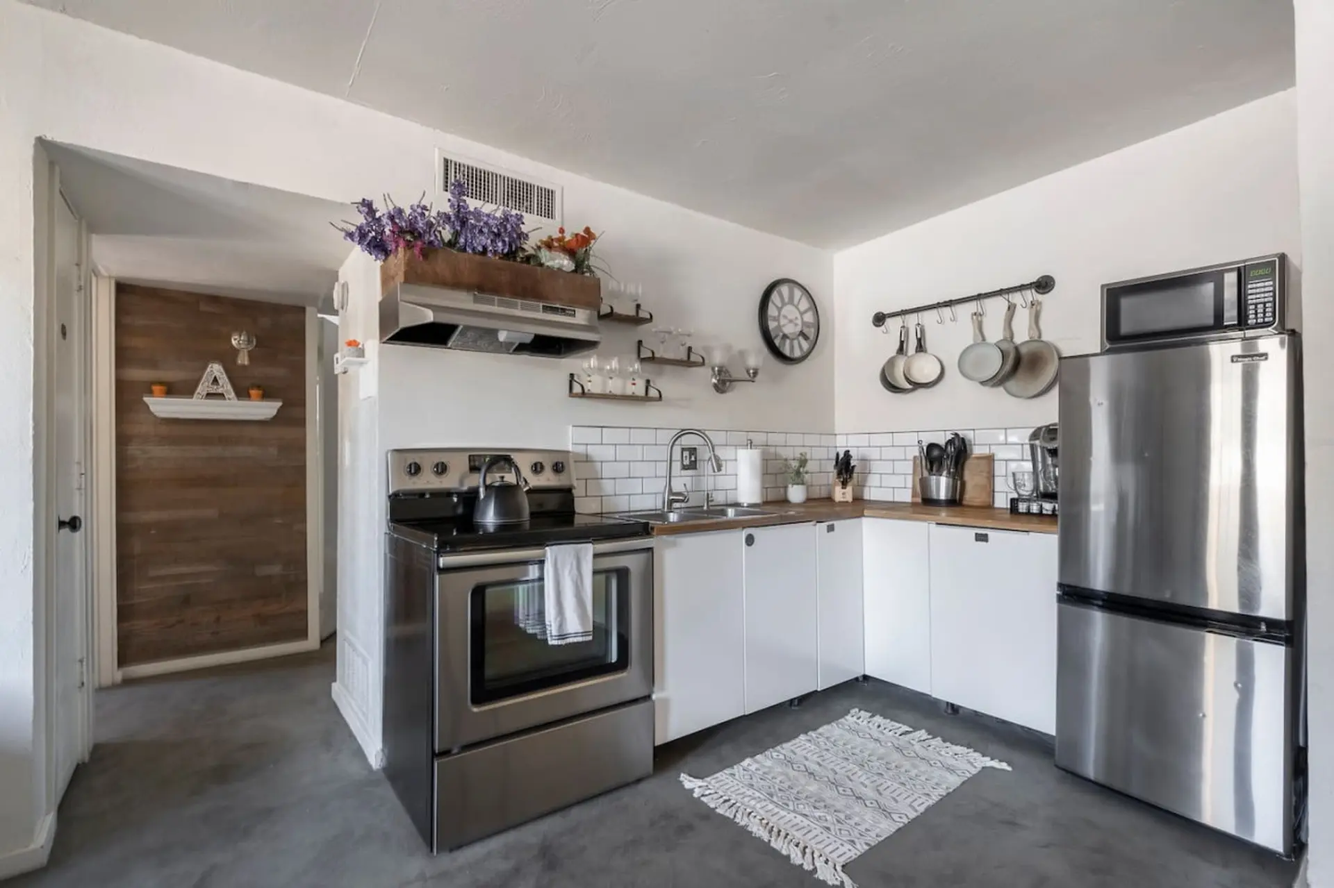 2BR, 6 Min to UofA – BBQ, Sunshine & Cozy Vibes!