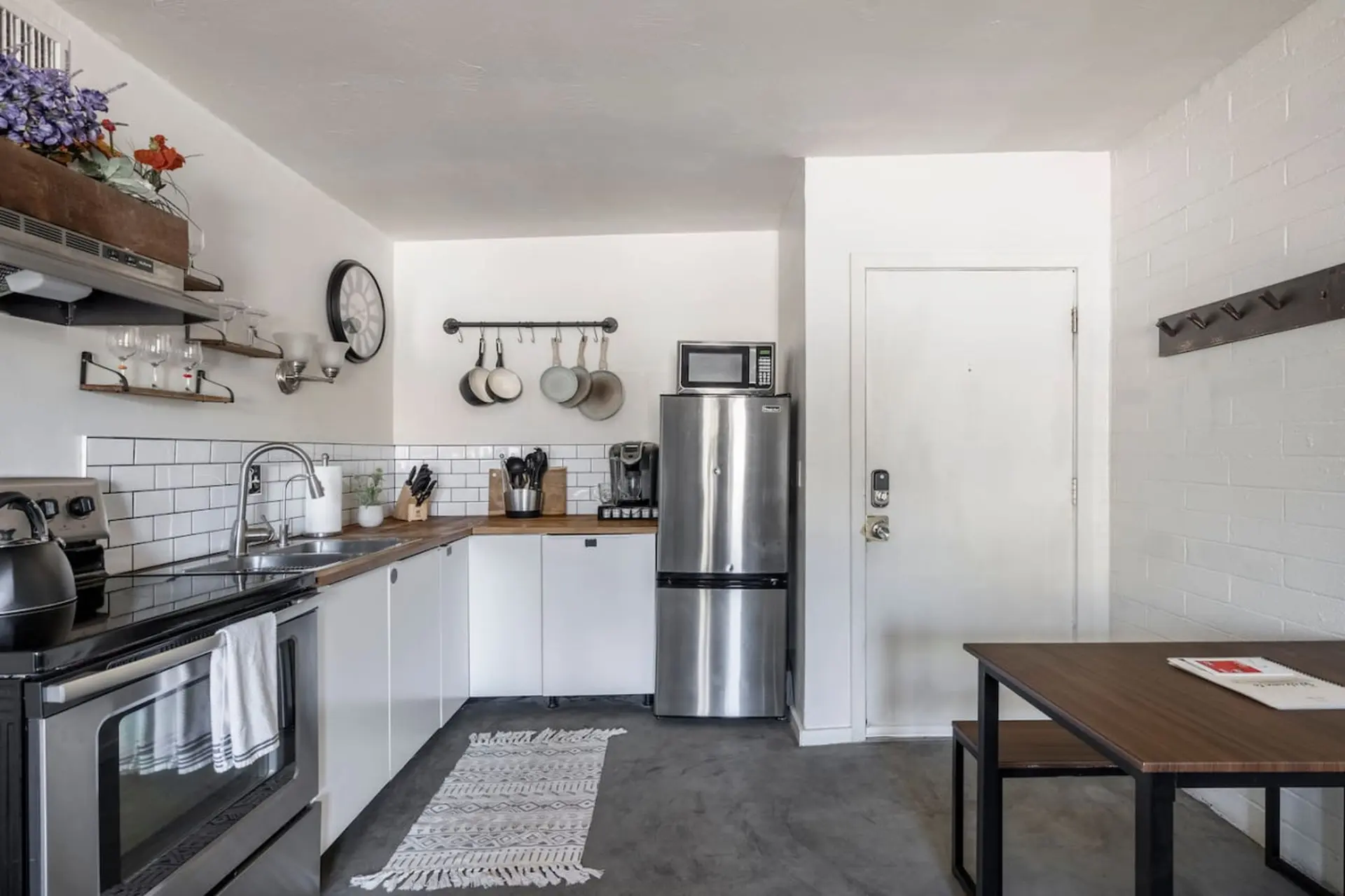 2BR, 6 Min to UofA – BBQ, Sunshine & Cozy Vibes!