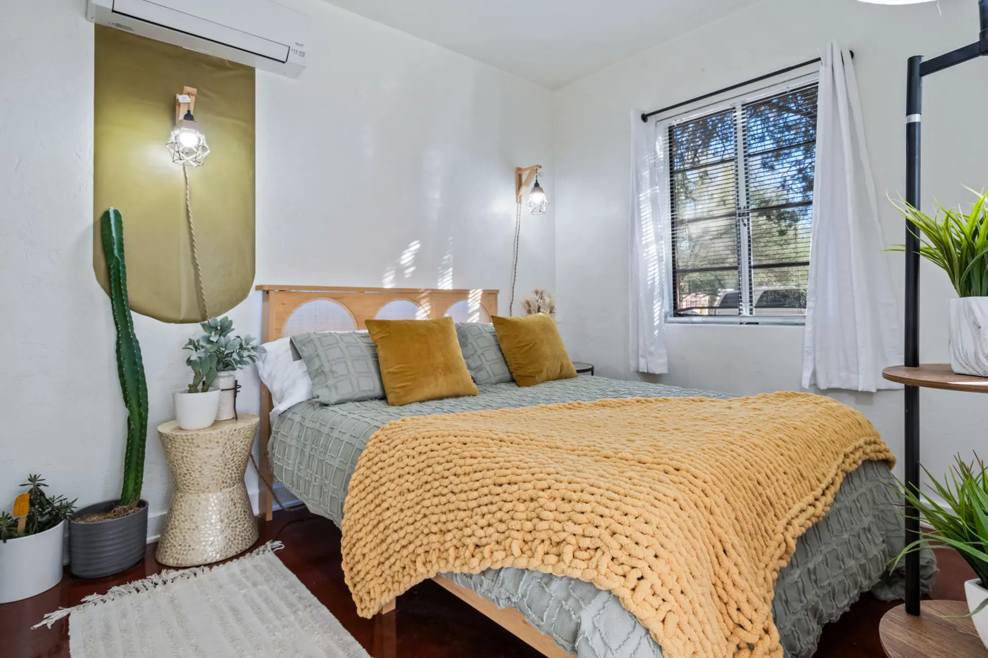 Springtime Oasis! Sun-Kissed 1BR Near UofA