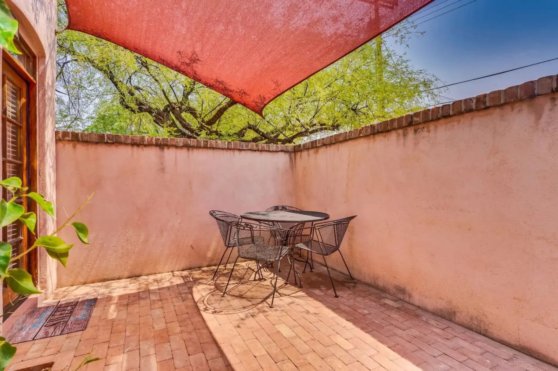 2BR Hideaway w/ Patio – Springtime in Downtown!