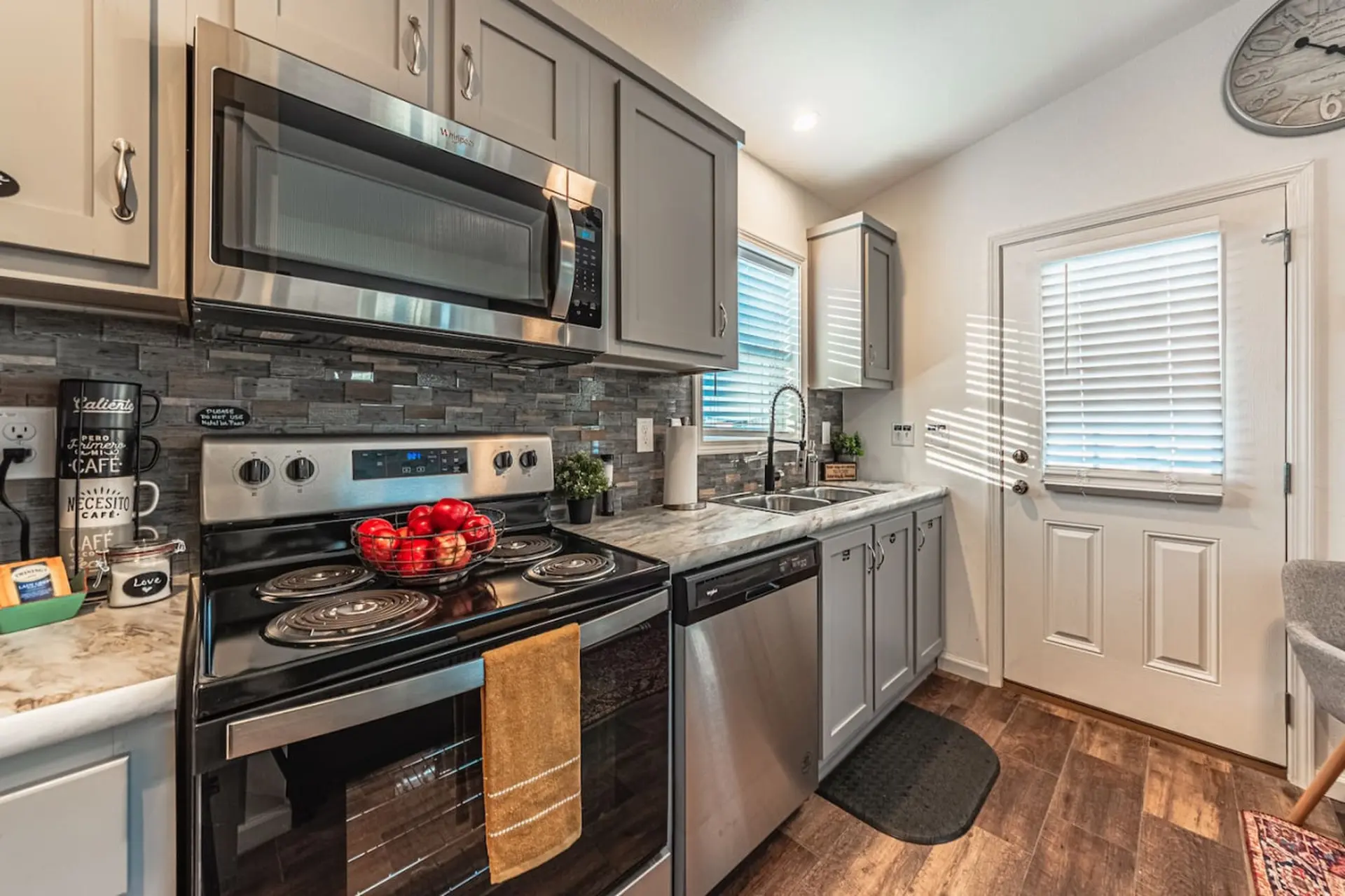 Après-Ski Bliss | Luxury 2BR, Hot Tub & BBQ Escape