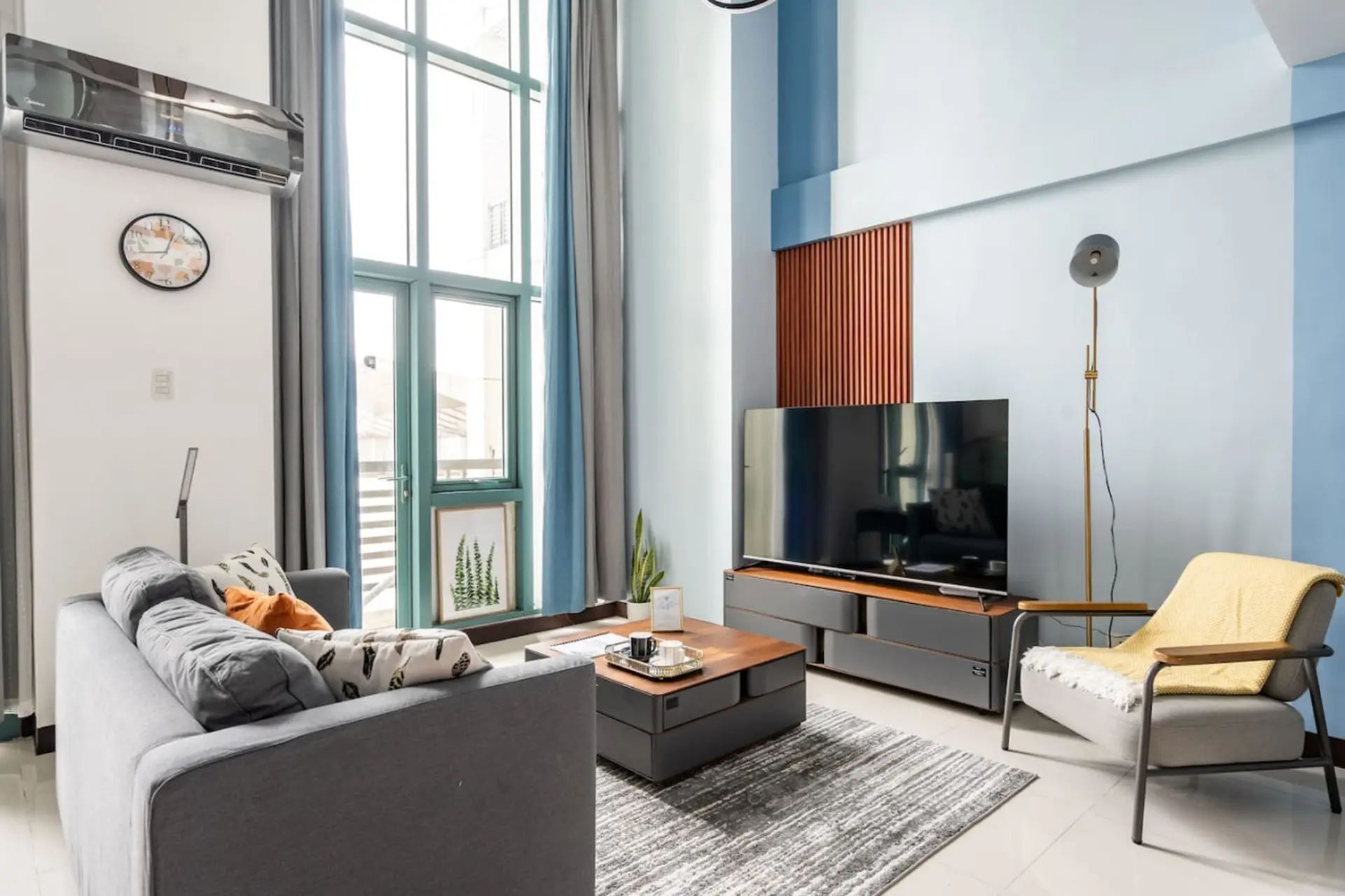 Stylish loft, 65 in UHDTV w Fast WiFi + Pool & Gym