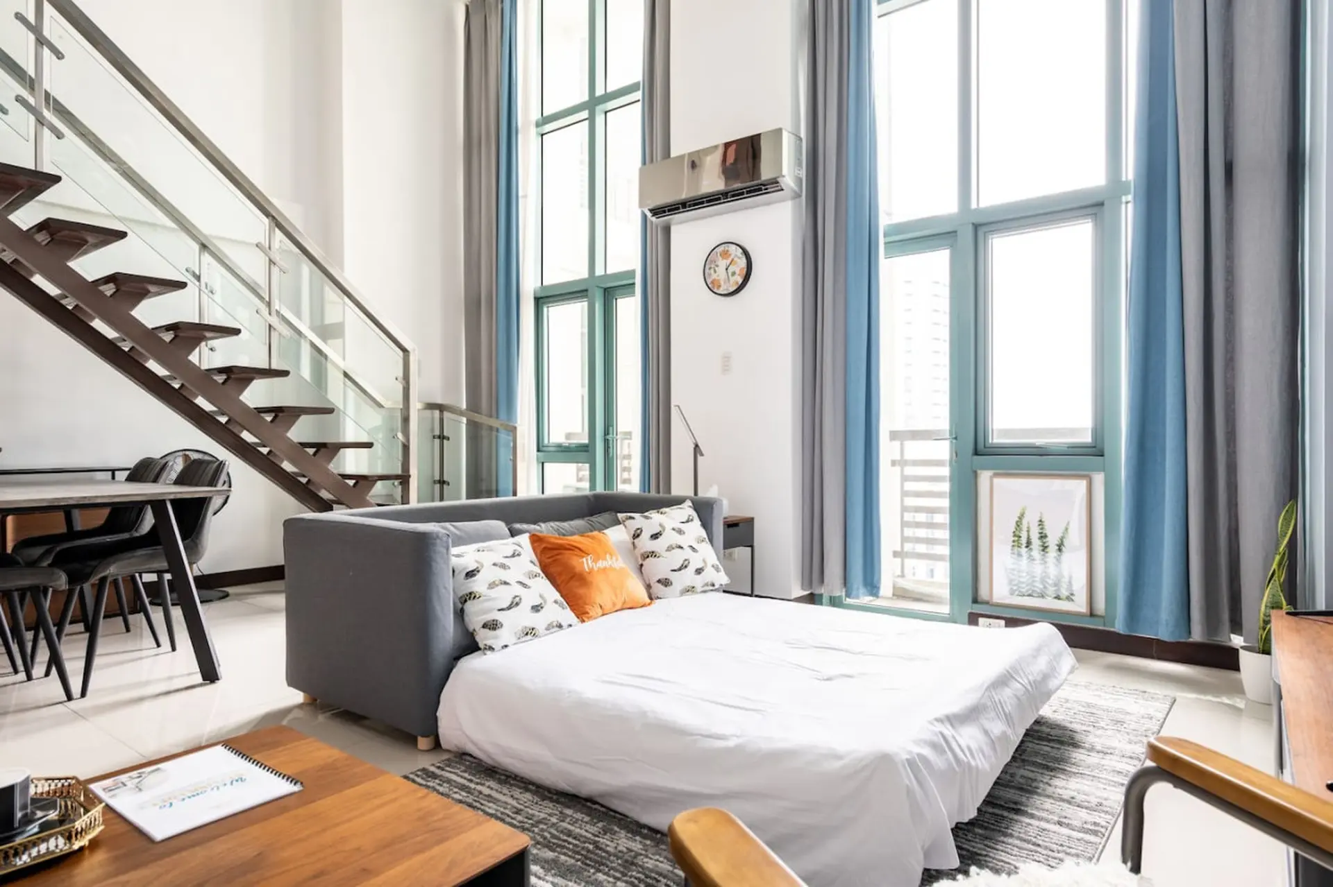 Stylish loft, 65 in UHDTV w Fast WiFi + Pool & Gym