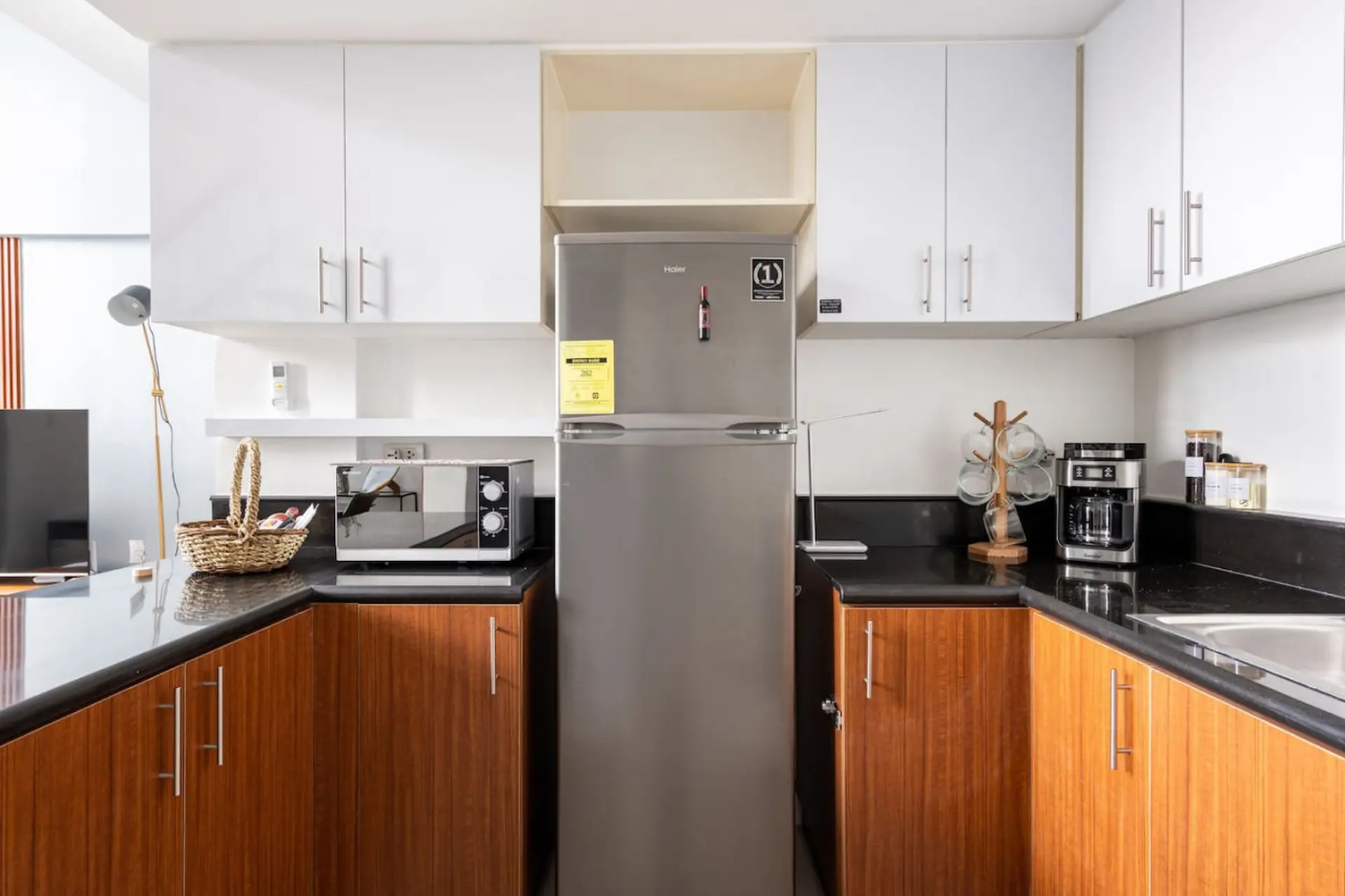 Stylish loft, 65 in UHDTV w Fast WiFi + Pool & Gym
