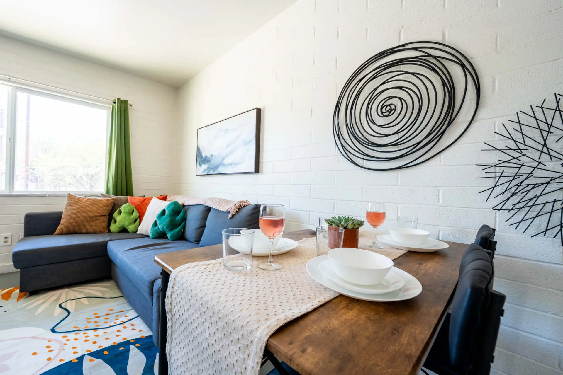 Spring Dream! 2BR Apt w/Parking in the Heart of DT