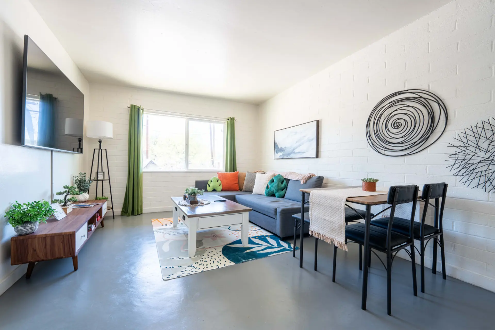 Spring Dream! 2BR Apt w/Parking in the Heart of DT