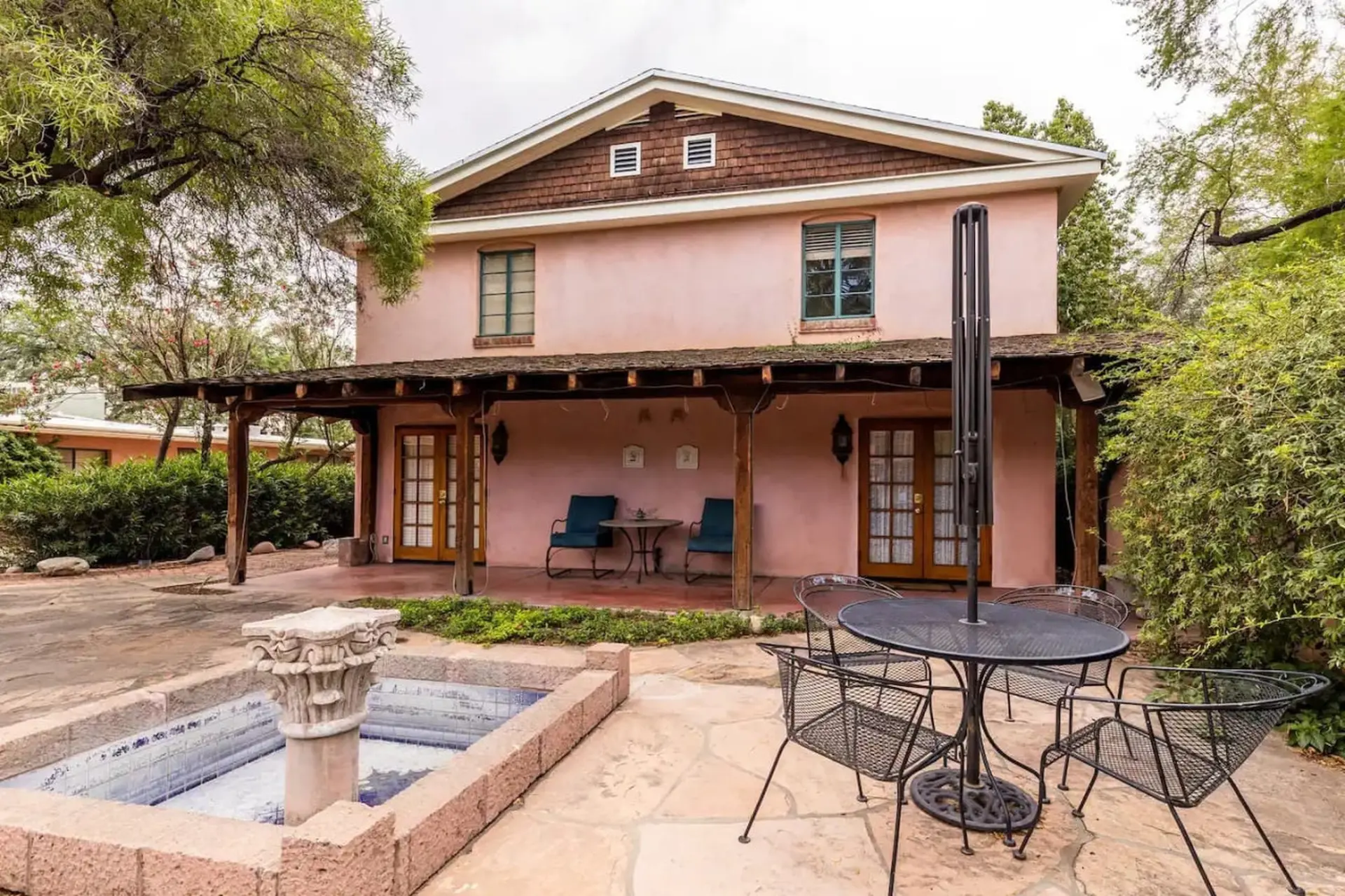 Golden 4BR – UofA & DT Stay, Your Spring Retreat!