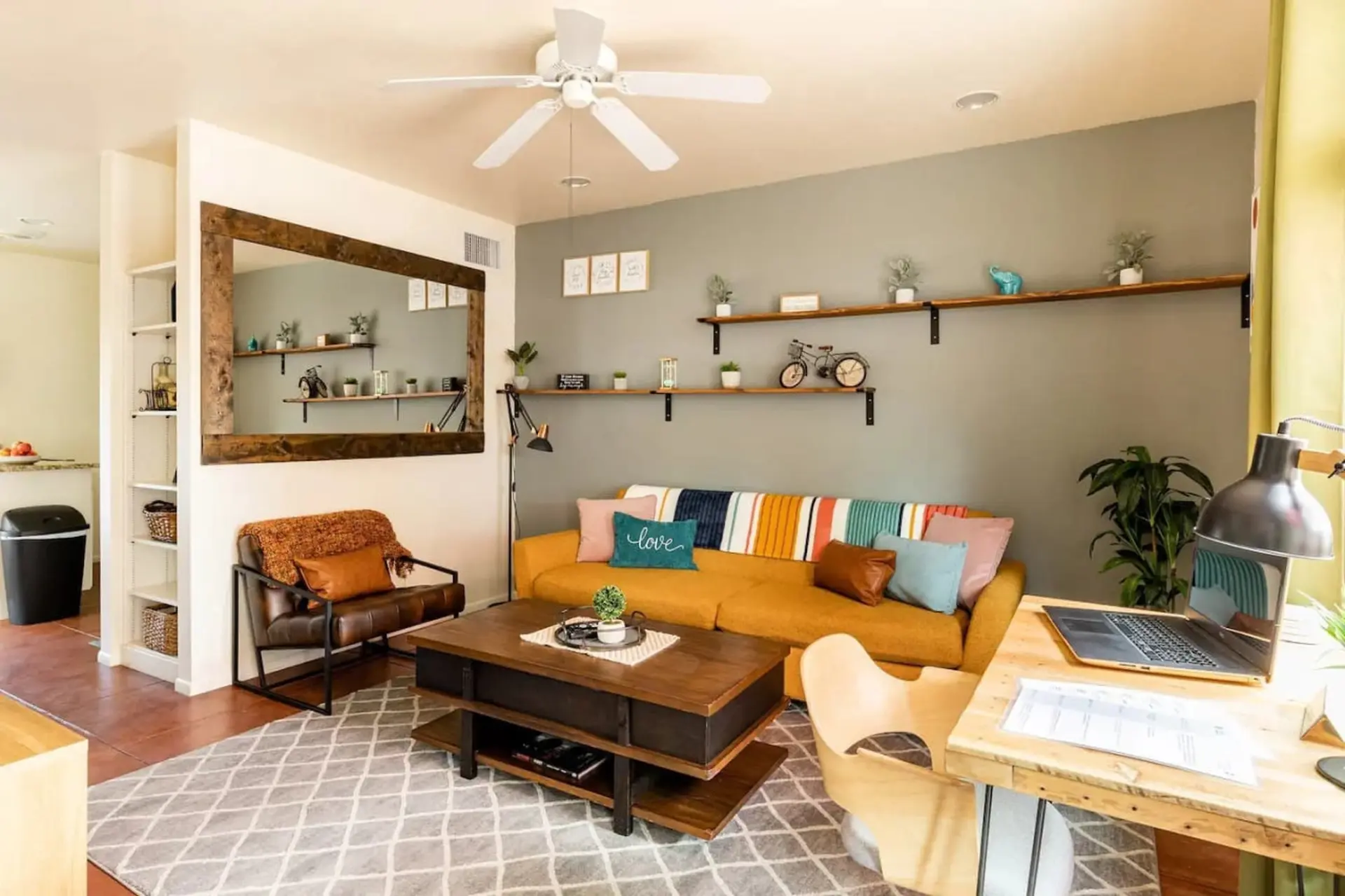 Golden 4BR – UofA & DT Stay, Your Spring Retreat!