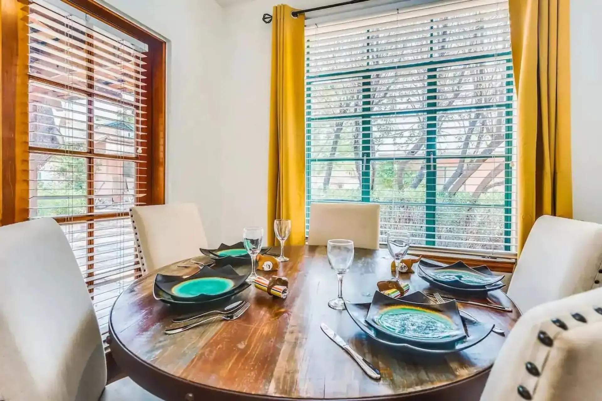 Golden 4BR – UofA & DT Stay, Your Spring Retreat!