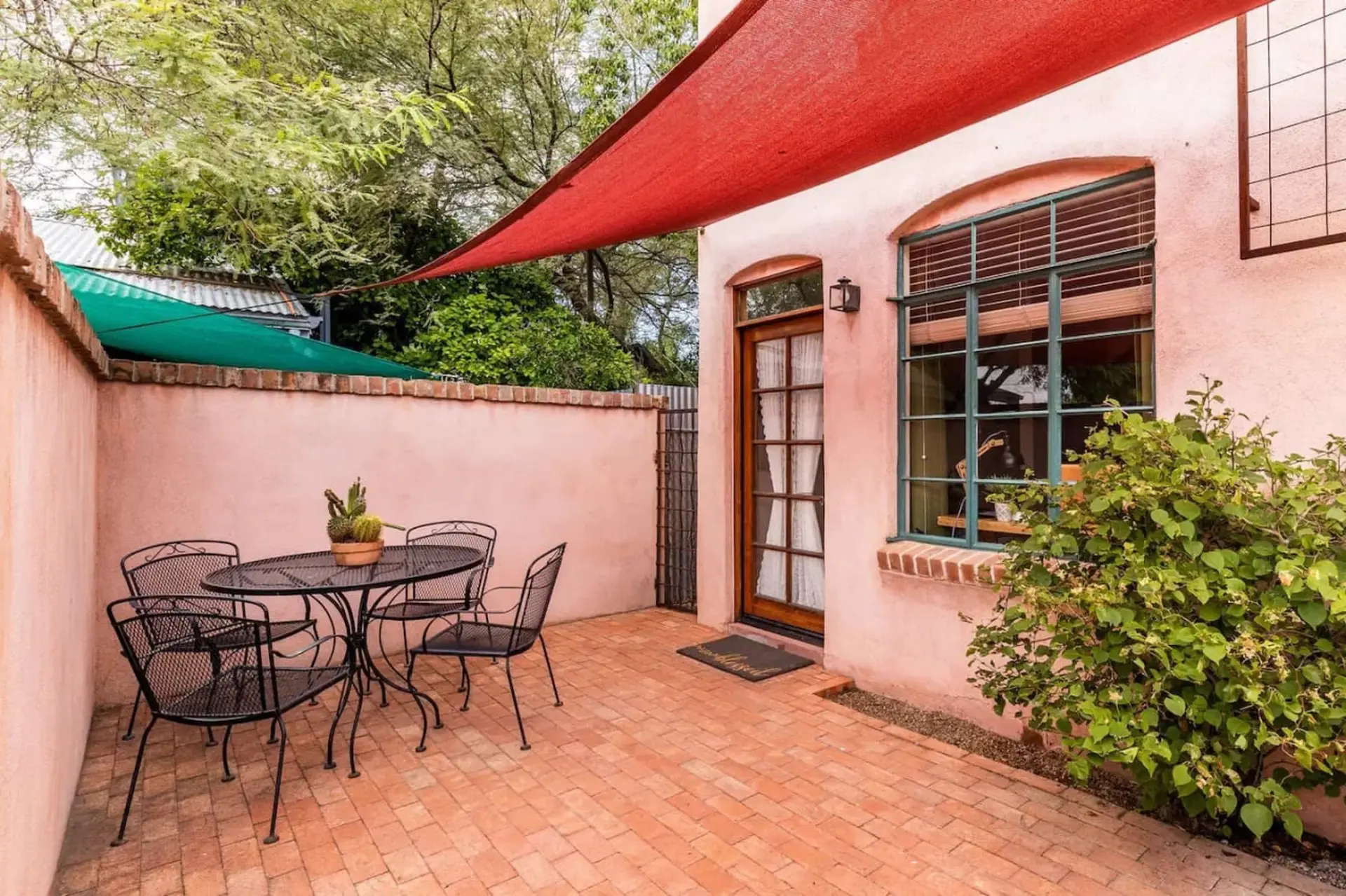 Golden 4BR – UofA & DT Stay, Your Spring Retreat!