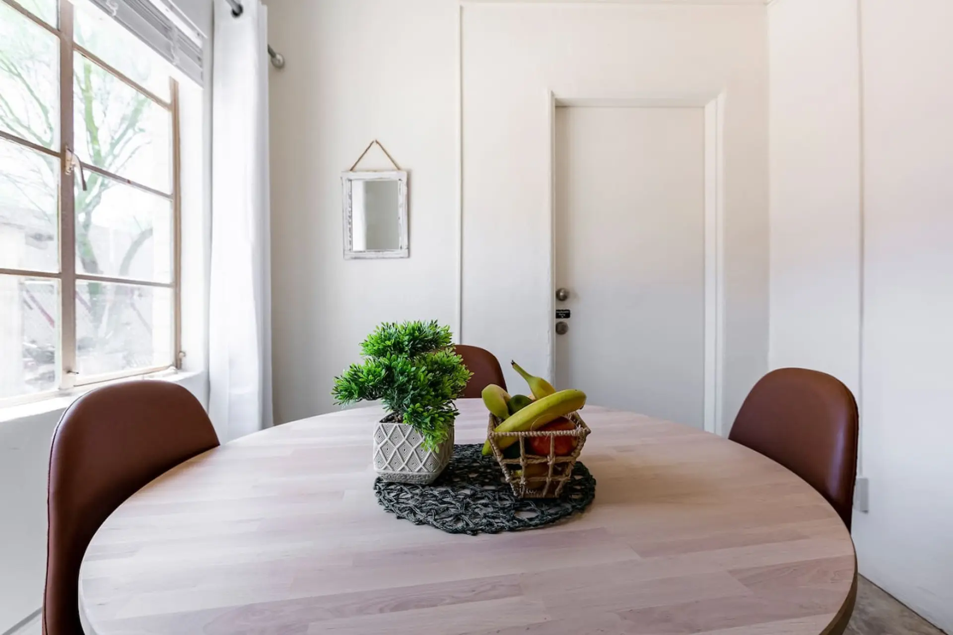 Breezy 1BR Retreat – Walk to UofA & Spring Fun!