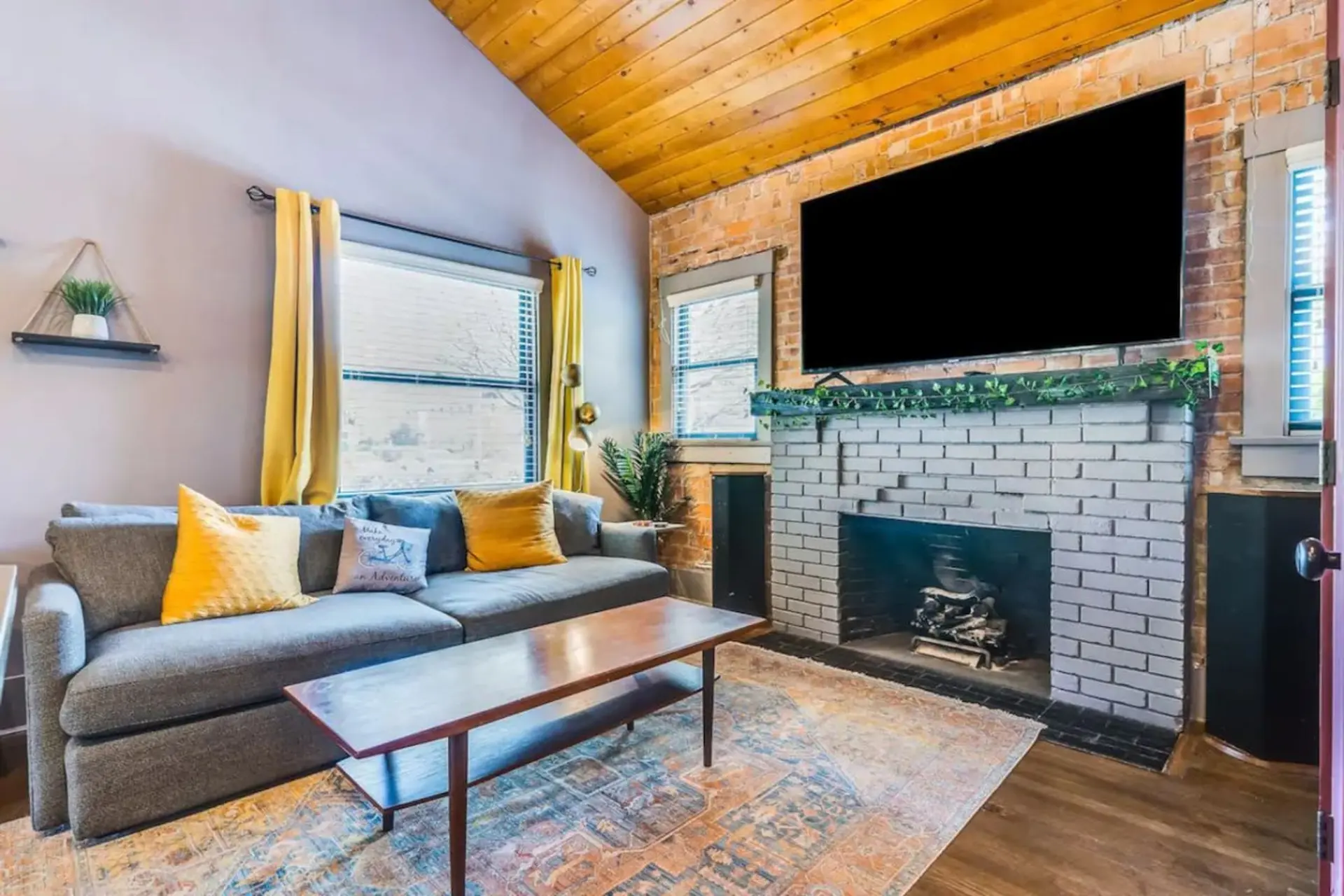 Tucson 2BR Casita – UofA • Free Parking + Patio