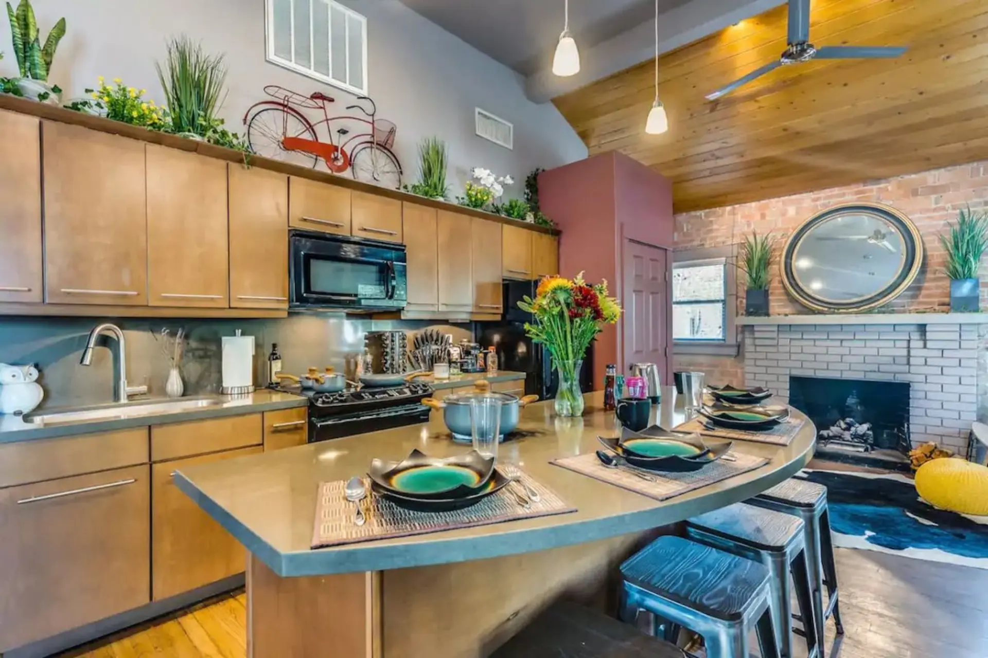 Tucson 2BR Casita – UofA • Free Parking + Patio
