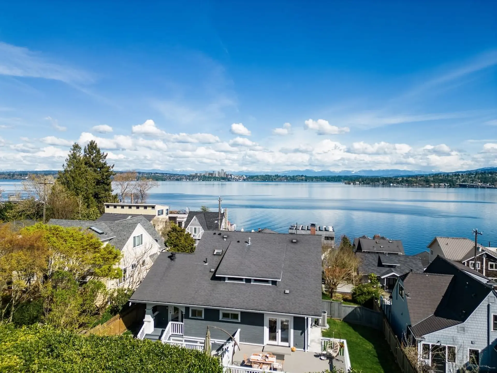 Seattle Craftsman Mansion w/ Lk. &Mt. Rainier view