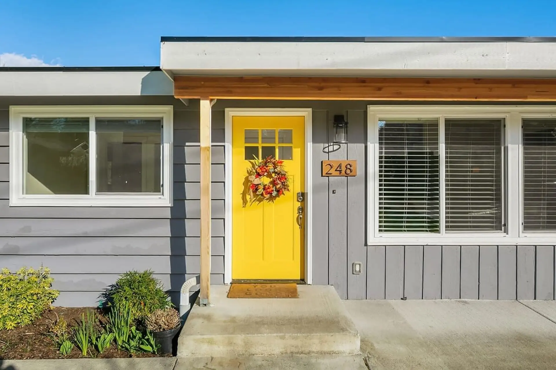 Bellevue DT House Yellow Door Billiard Gym